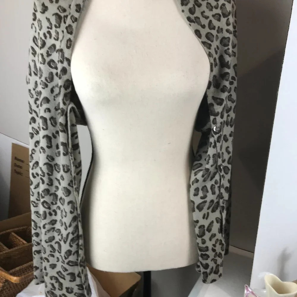 Multi-functional unbranded, cheetah print scarf/wrap